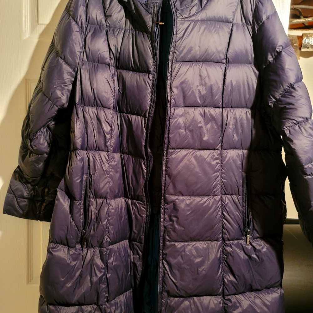 Micheal Kors...Womens Packable 3/4 length coat...Navy blue outer...teal interior